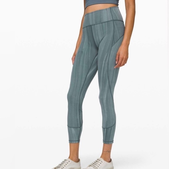 LULULEMON In Movement Tight 25" Everlux Linear Spray Dye White Deep Ocean Size 2 - Picture 1 of 11